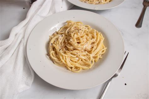 Cacio e Pepe: Une symphonie crémeuse de fromage et de poivre fraîchement moulu pour un voyage gustatif inoubliable!